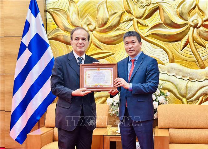 El embajador de Grecia condecorado por la Unión de Organizaciones de Amistad de Vietnam