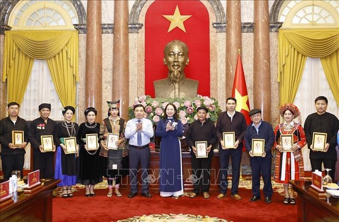 Vicepresidenta se reúne con personas prestigiosas de minorías étnicas de Ha Giang