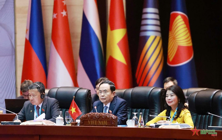 Titular del Parlamento vietnamita asiste a la reunión del Comité Ejecutivo AIPA-45