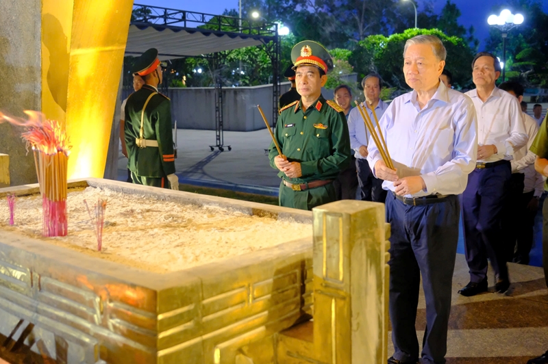 Líderes del Partido Comunista y del Estado honran a los mártires de Quang Tri