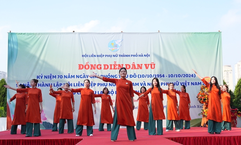Establece un récord vietnamita con un espectáculo masivo de danza folclórica con Ao Dai