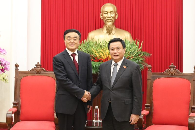 Vietnam y China continúan cultivando las relaciones entre los dos Partidos y los países