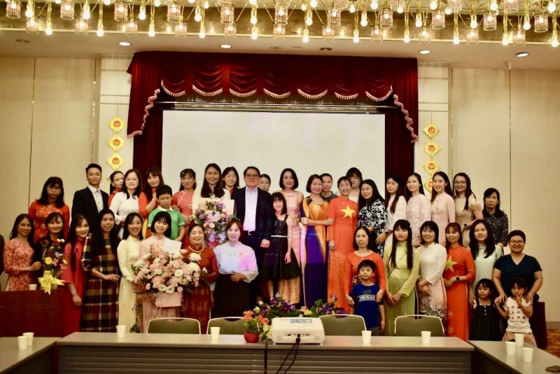 Inaugurada la “Biblioteca de Ao Dai” Japón en Osaka en conmemoración del Día de la Mujer Vietnamita
