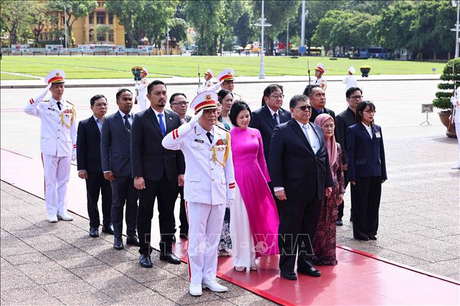 El presidente de la Cámara de Representantes de Malasia rinde homenaje al presidente Ho Chi Minh en su mausoleo