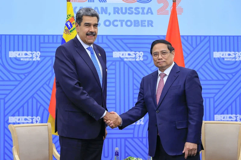 El primer ministro Pham Minh Chinh se reúne con el presidente de Venezuela, Nicolas Maduro, en la Cumbre Ampliada de BRICS