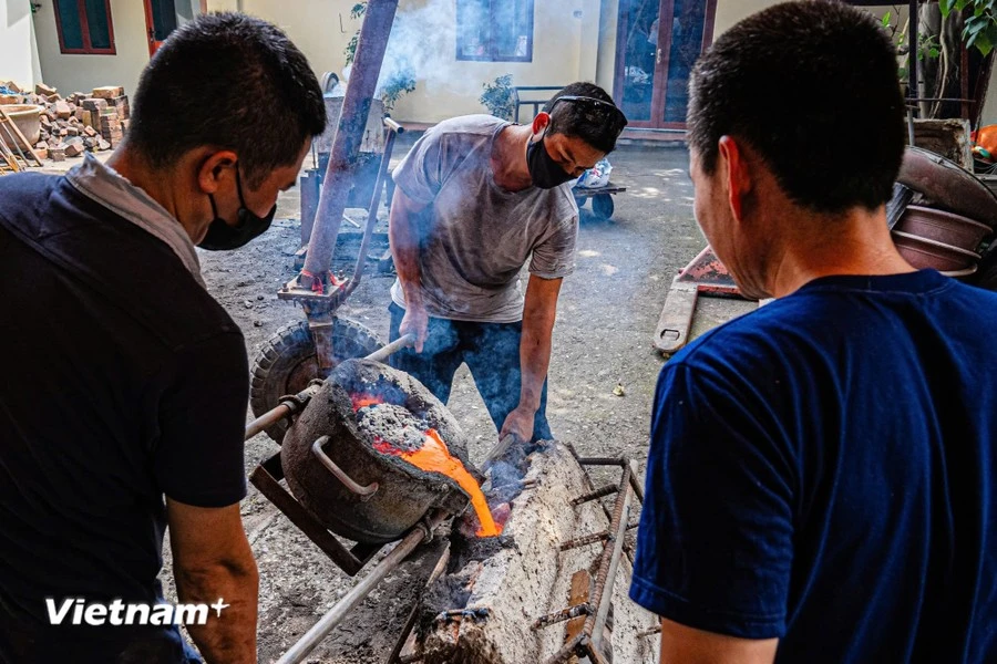 Más de cuatro siglos de preservación del fuego del pueblo artesanal de Ngu Xa