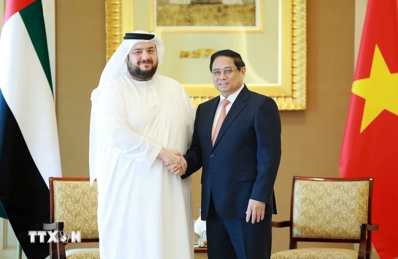 Primer Ministro solicita el apoyo de EAU a Vietnam para la construcción de centros financieros internacionales