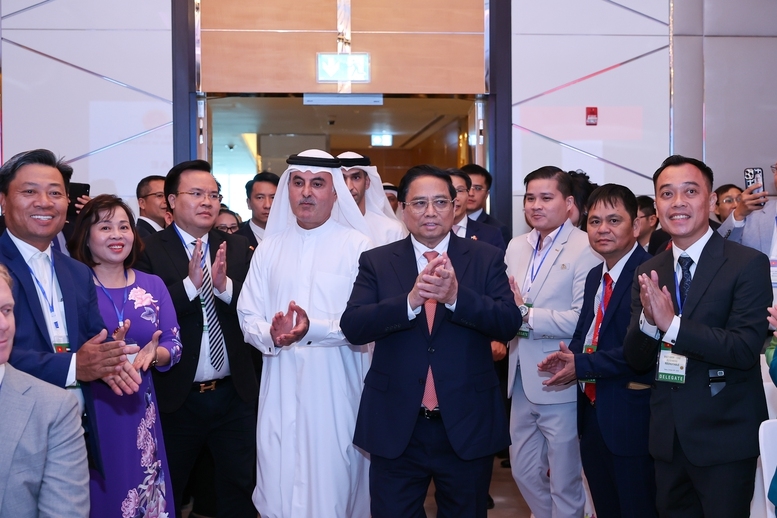 Primer Ministro asiste al Foro Empresarial Vietnam-Emiratos Árabes Unidos