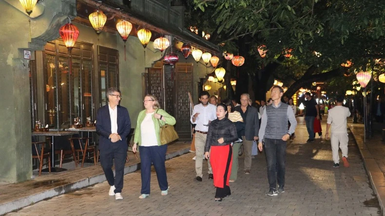 Representantes de la UNESCO visitan la provincia de Ninh Binh