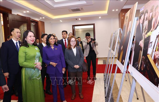 La vicepresidenta vietnamita y la vicepresidenta ejecutiva de Venezuela visitan exposición fotográfica sobre las relaciones binacionales
