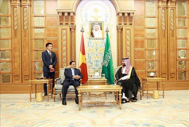 El primer ministro Pham Minh Chinh se reúne con el Príncipe Heredero y primer ministro de Arabia Saudita, Mohammed bin Salman