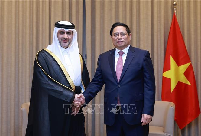 El primer ministro Pham Minh Chinh se reúne con el gobernador del Banco Central de Qatar