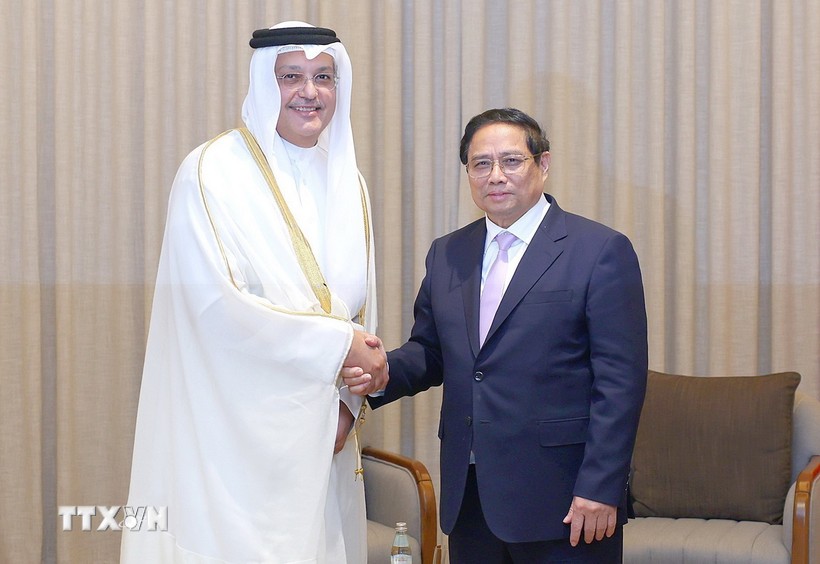 Jefe de Gobierno vietnamita se reúne con autoridades de ministerios y agencias qataríes