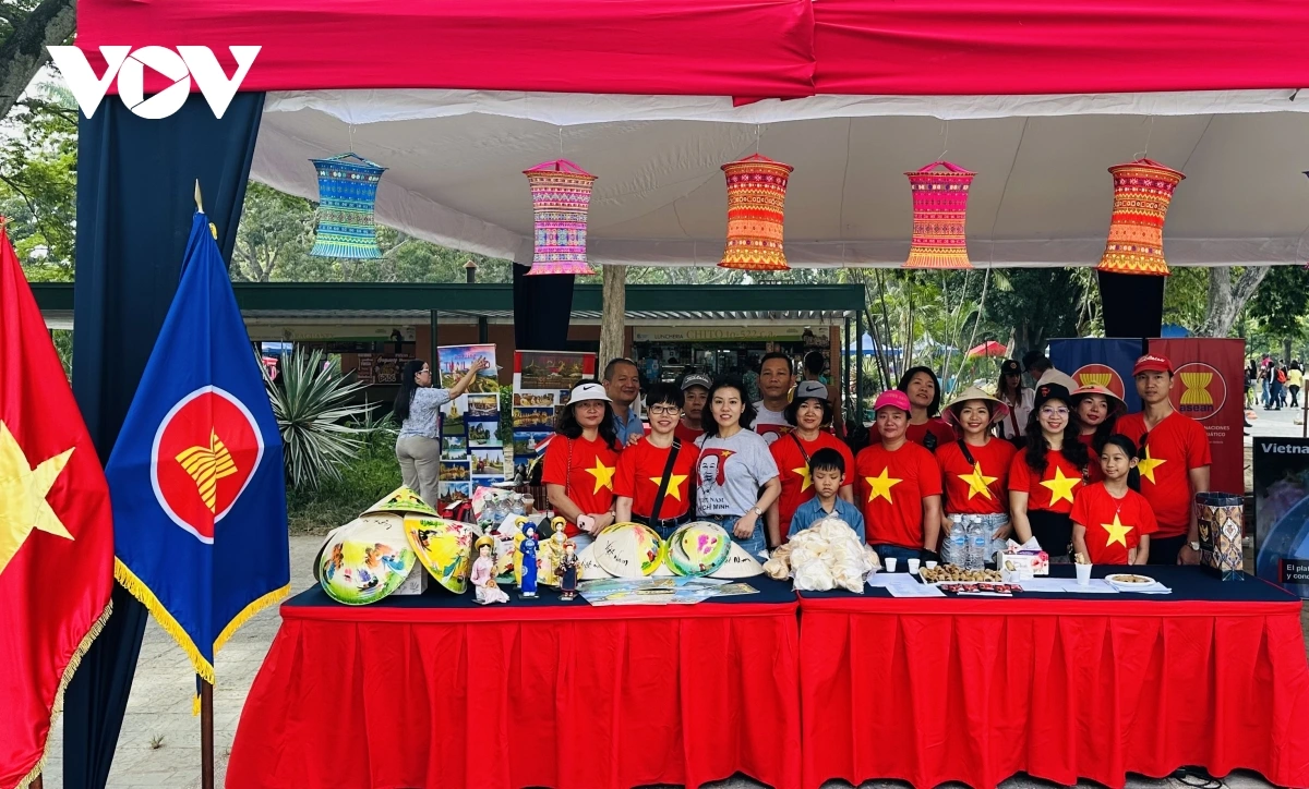 La cocina vietnamita impresiona en el Bazar ASEAN 2024 en Venezuela