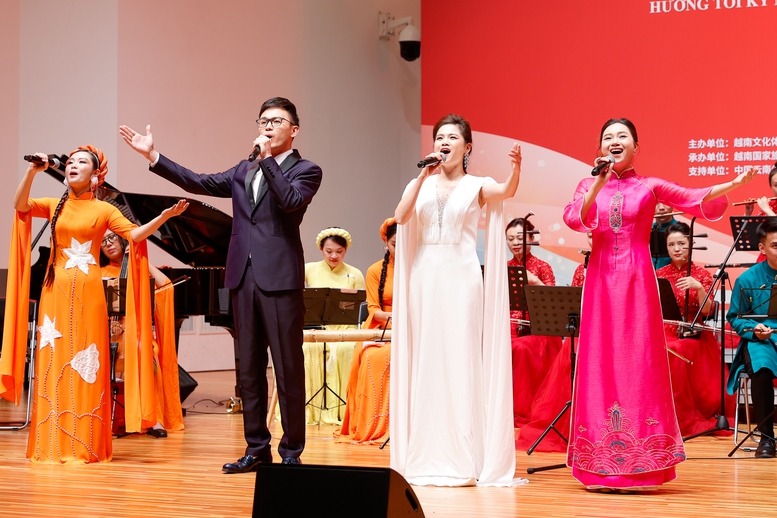 Primer ministro asiste al Festival de Cultura y Turismo de Vietnam en ciudad china de Kunming