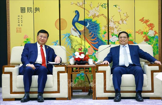 Primer ministro de Vietnam dialoga con representantes de importantes empresas chinas