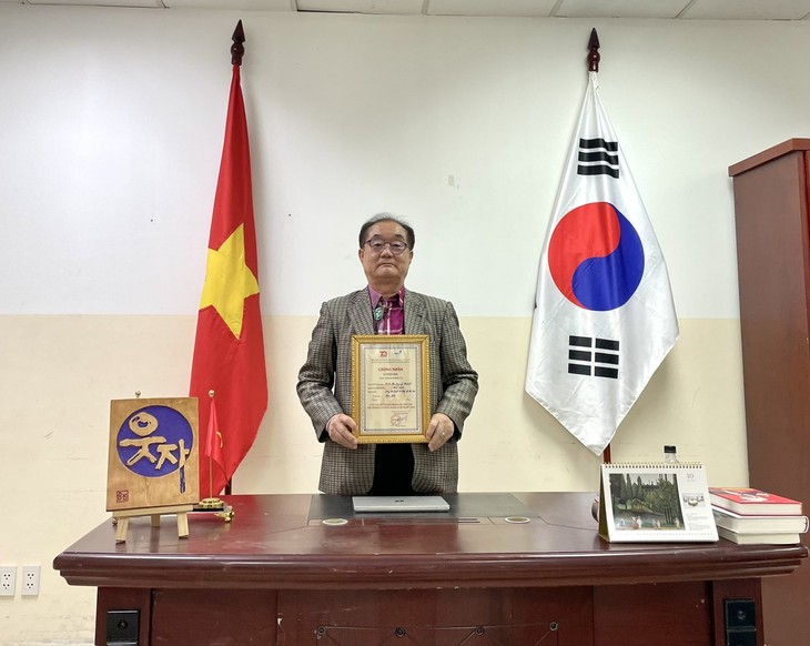 El profesor Ahn Kyong Hwan, ciudadano honorario de la capital, premiado en un concurso de escritura sobre Hanói