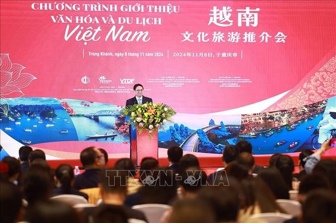 Premier Pham Minh Chinh asiste a programa de presentación de cultura y turismo vietnamita en Chongqing