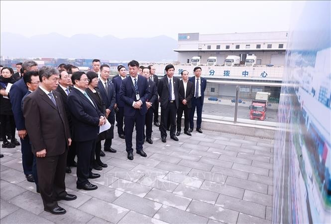 Premier vietnamita visita Parque del Centro Logístico Internacional de Chongqing