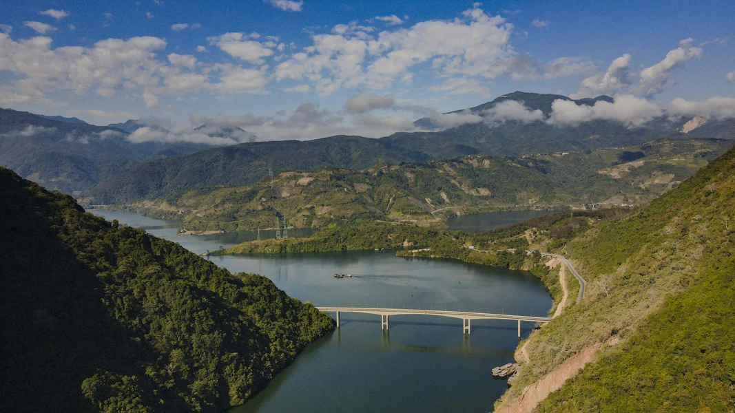 La belleza del río Da en temporada de inundaciones en municipio de Muong Lay