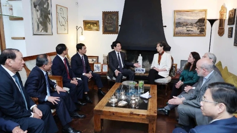 Presidente de Vietnam visita a la familia de Salvador Allende