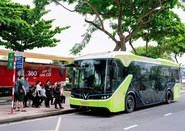 Los autobuses eléctricos de pasajeros se inauguran oficialmente en Nha Trang