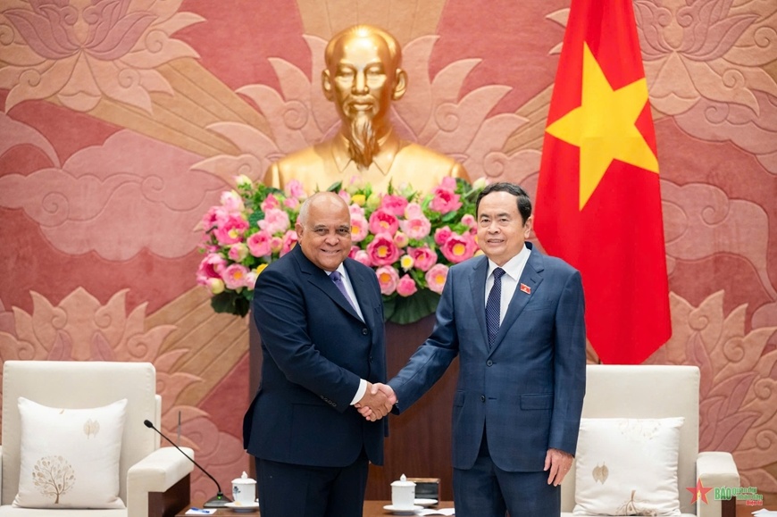 Presidente del Parlamento recibe al saliente embajador cubano