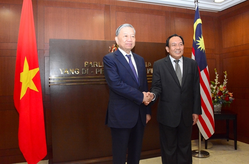 Líder del PCV se entrevista con presidente del Senado malasio