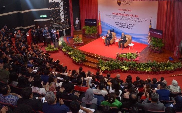 Camino de desarrollo de Vietnam no puede separarse del mundo y la región, afirma To Lam