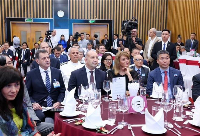 El Presidente de Bulgaria agradece aportes de residentes vietnamitas en su país