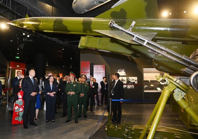 El presidente búlgaro visita el Museo de Historia Militar de Vietnam