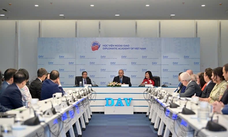 El presidente búlgaro visita la Academia Diplomática de Vietnam