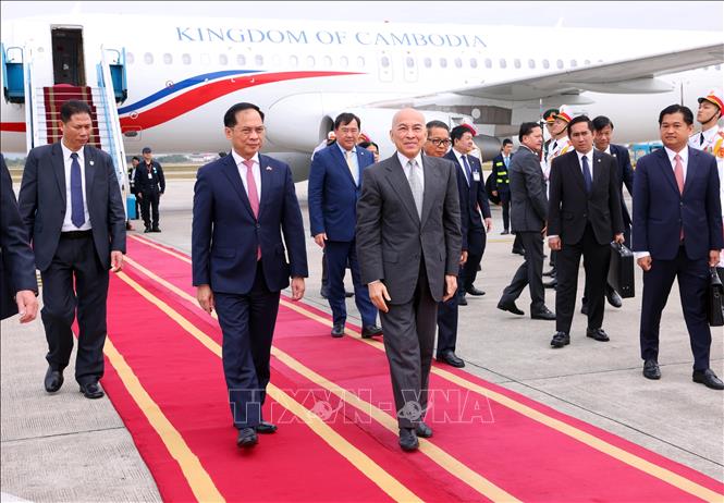 El Rey de Camboya llega a Hanói, comenzando una visita de Estado a Vietnam
