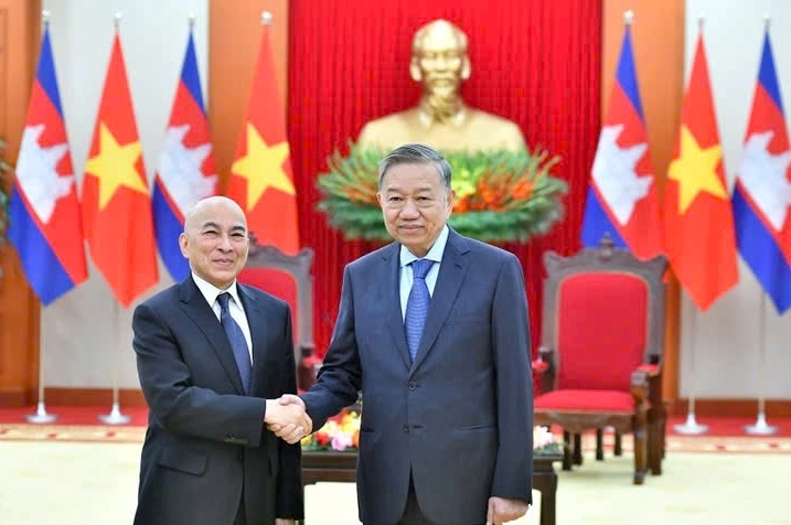 Líderes vietnamitas dan la bienvenida al rey de Camboya