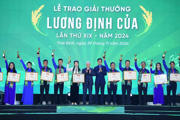 Honran a 36 jóvenes agricultores destacados con el premio Luong Dinh Cua