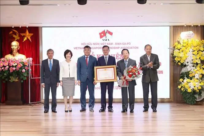 Acto conmemorativo por 10 años del establecimiento de la Asociación de Amistad Vietnam - Singapur