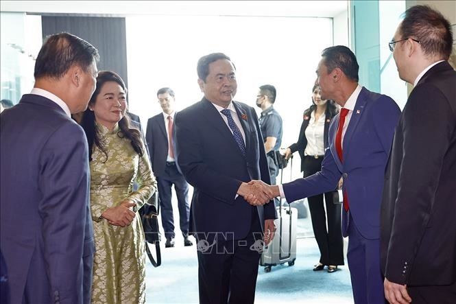 Comienza la visita del Presidente del Parlamento vietnamita a Singapur