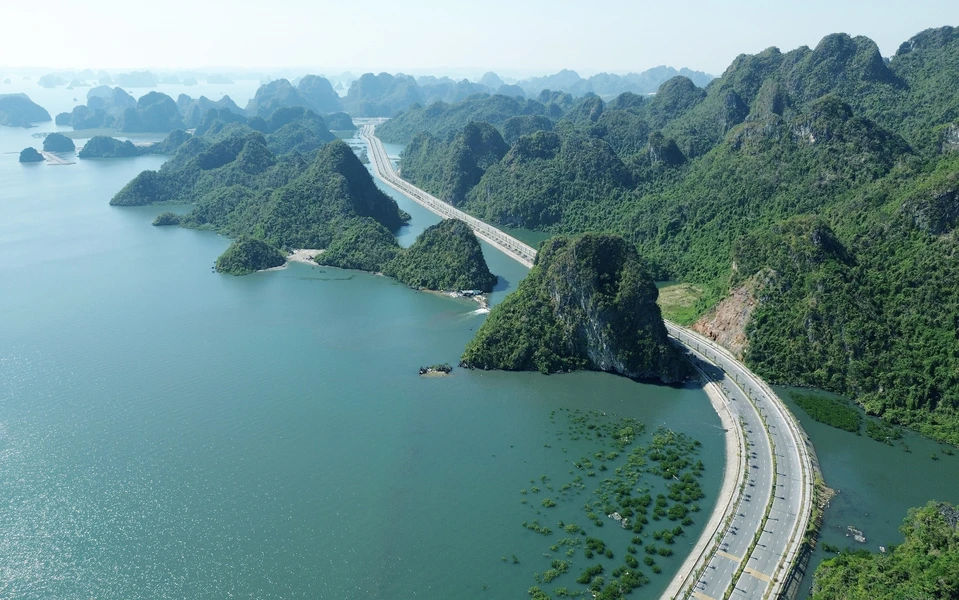Recorren mar y montañas con ruta entre bahías de Ha Long y Bai Tu Long