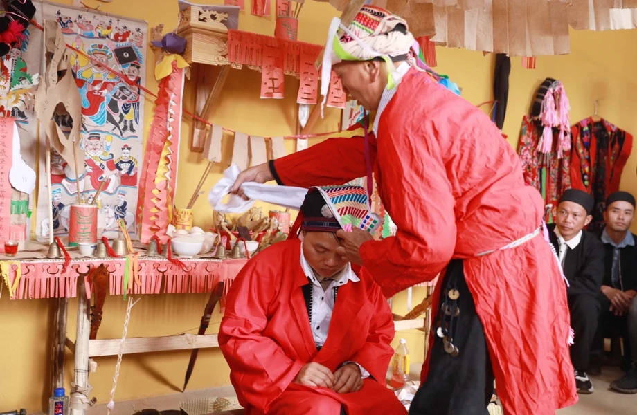 Impresionante ritual de madurez de la minoría étnica Dao