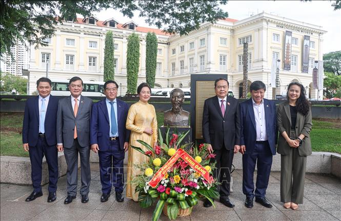 El presidente del Parlamento rinde homenaje al Tío Ho en su busto en Singapur
