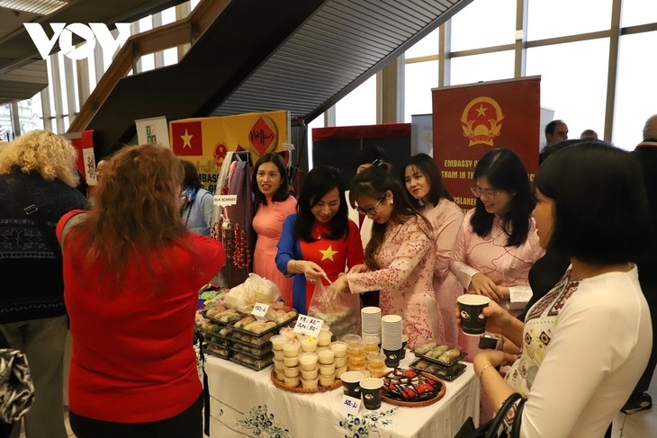 Vietnam destaca en la Feria Internacional Benéfica de Praga 2024