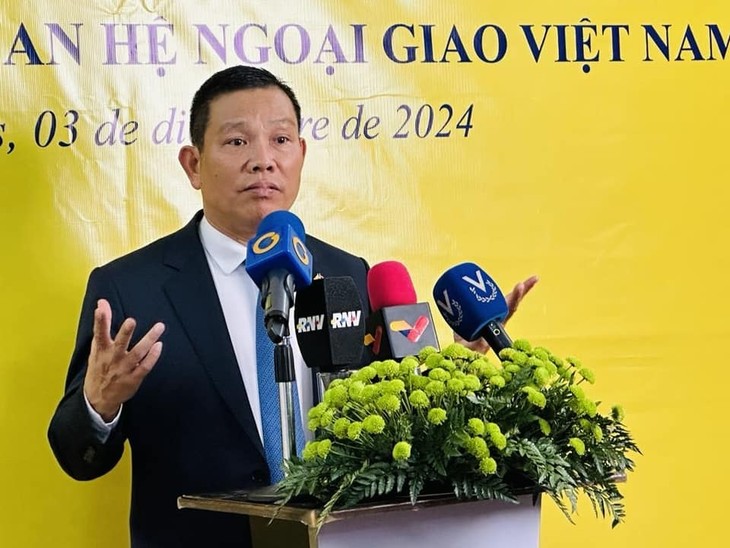 Rueda de prensa sobre el 35 ° aniversario de relaciones diplomáticas entre Vietnam y Venezuela