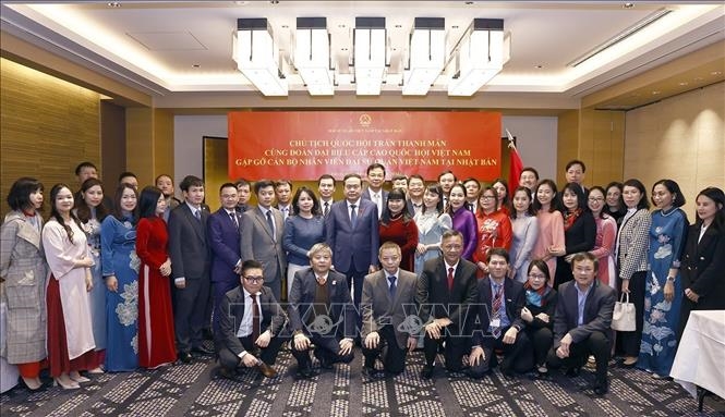 El presidente de la Asamblea Nacional se reúne con el personal de la Embajada vietnamita en Japón