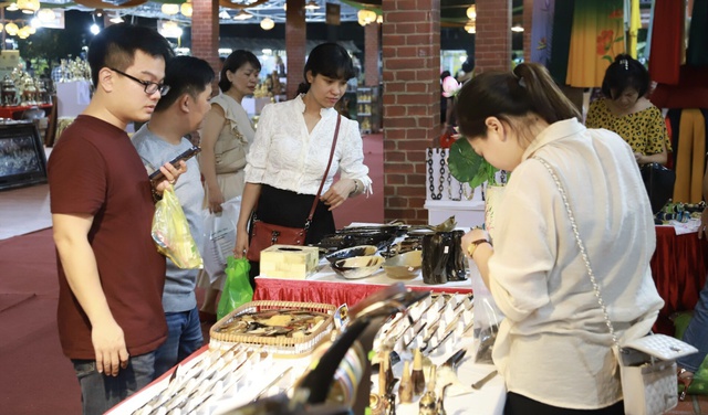 Festival de Compras de Hanói 2024 promueve productos agrícolas y artesanías