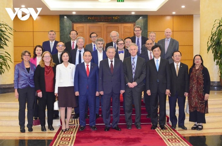 Líder político de Vietnam se reúne con expertos internacionales asistentes a la ceremonia de entrega de premios VinFuture