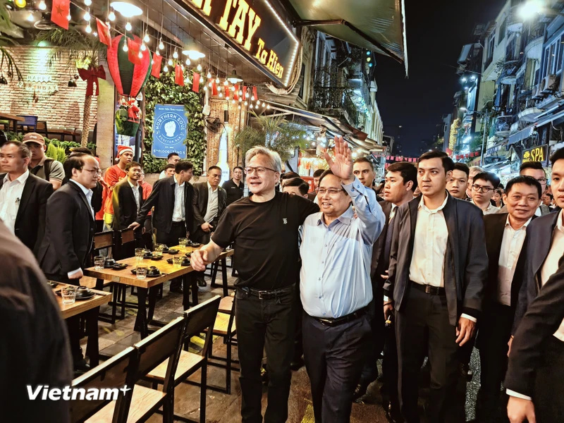 Primer Ministro de Vietnam y Presidente de NVIDIA experimentan noche de Hanói