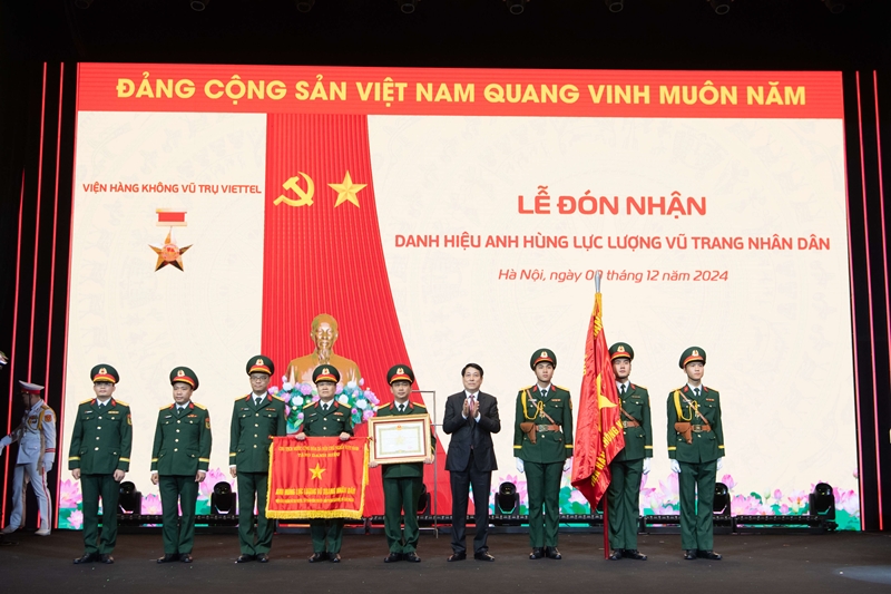 El jefe de Estado otorga el título de Héroe de las Fuerzas Armadas del Pueblo al Instituto Aeroespacial Viettel