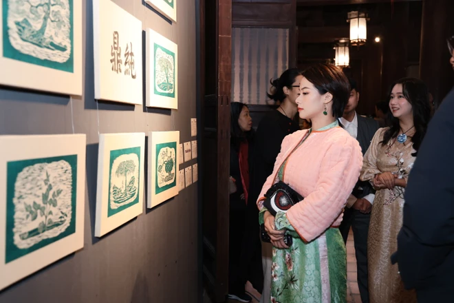 Exhiben motivos tallados en relieve de las Nueve Urnas Dinásticas de Hue