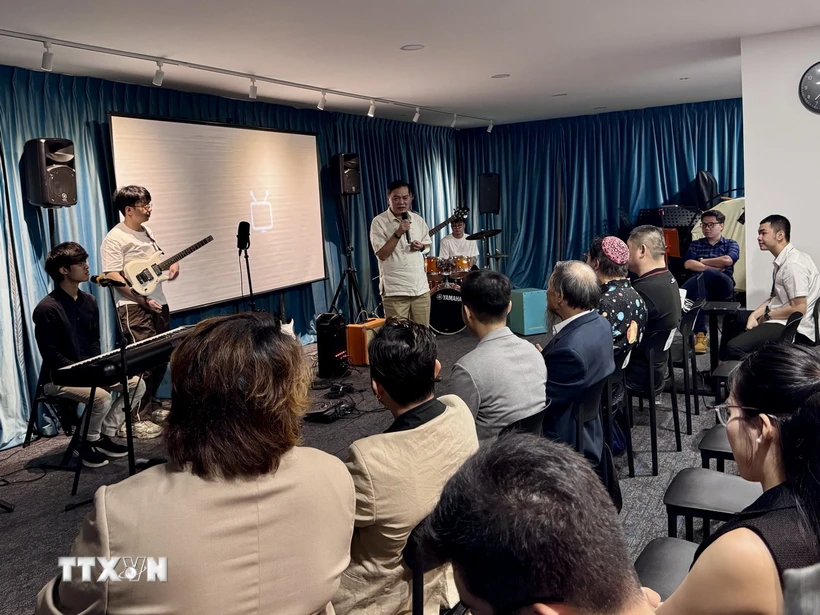 Celebra concierto para recaudar fondos en apoyo a estudiantes vietnamitas en Singapur