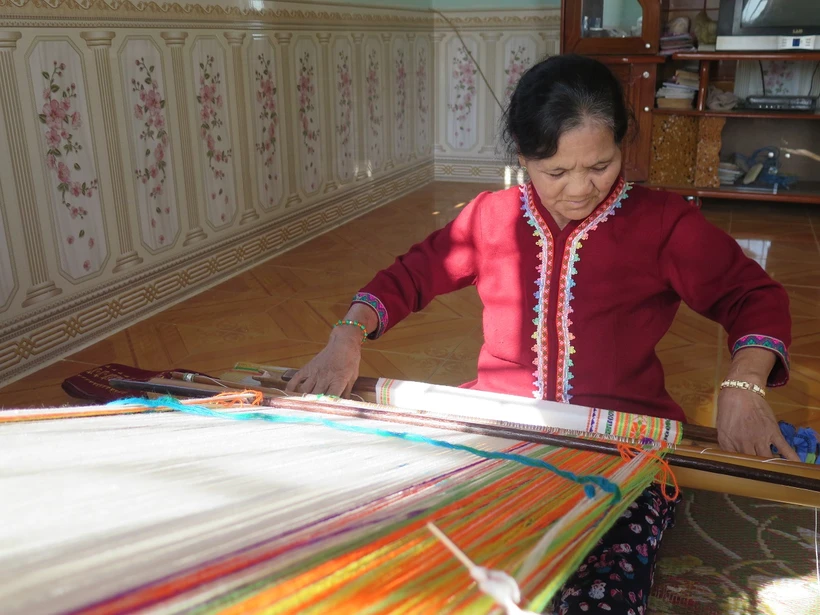 Kon Tum impulsa la conservación combinada con el desarrollo de oficios tradicionales